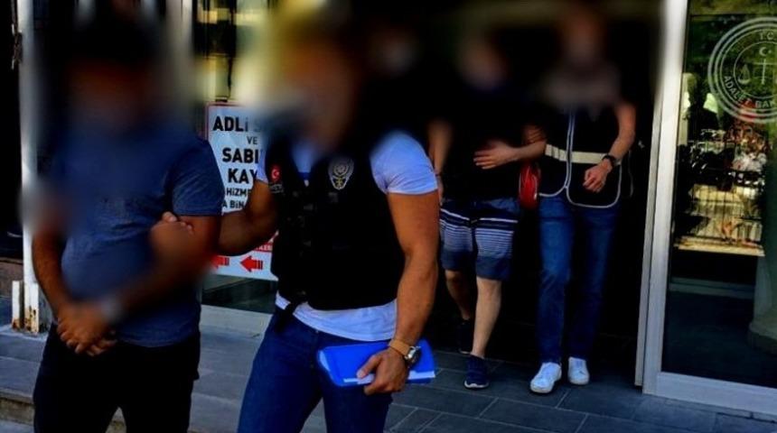 Kuşadası&rsquo;nda uyuşturucudan aranan 3 kişi yakalandı