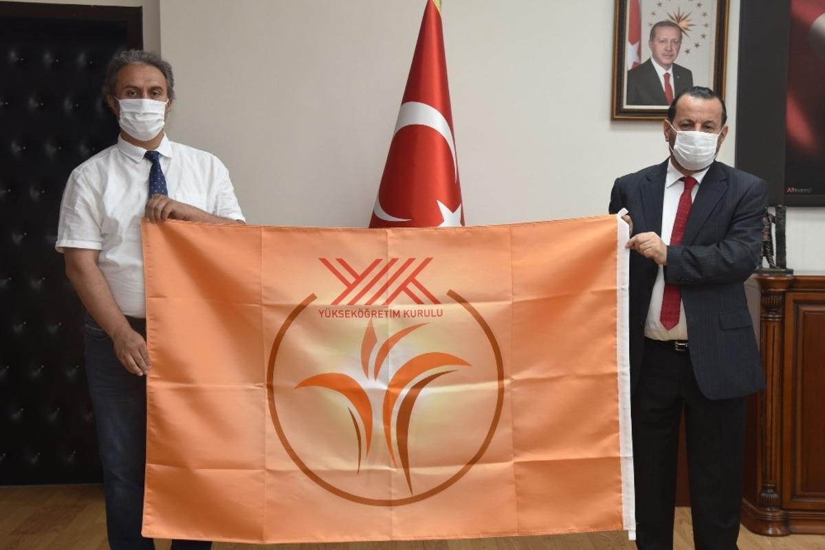 Rekt&ouml;r Akg&uuml;l, bayrakları sahiplerine teslim etti