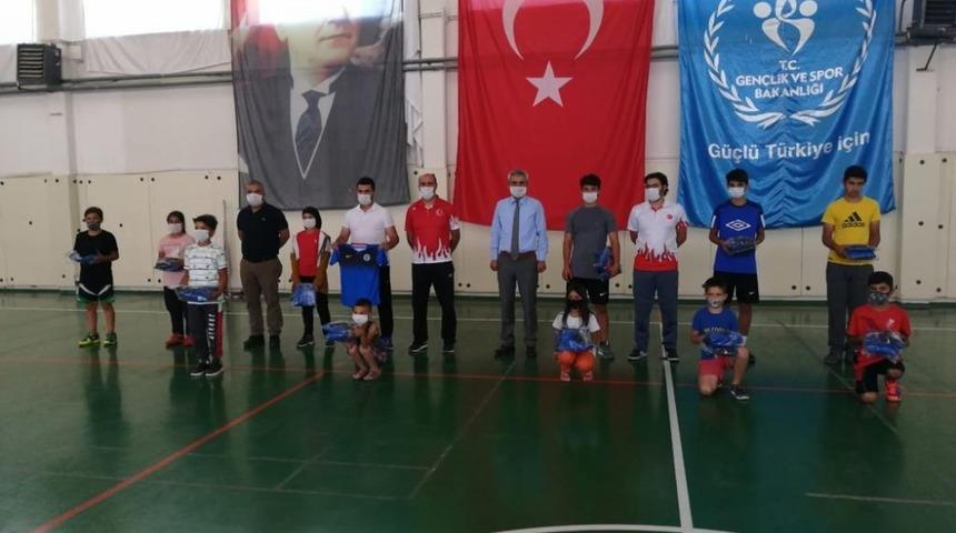 Ayrancı Belediyesi&rsquo;nden badminton sporcularına malzeme desteği