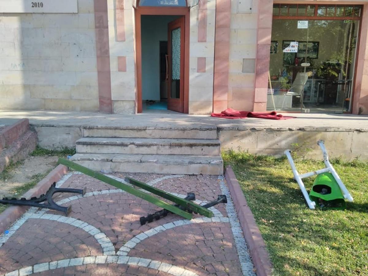 Mahalle konağındaki kamu mallarına &ccedil;irkin saldırı