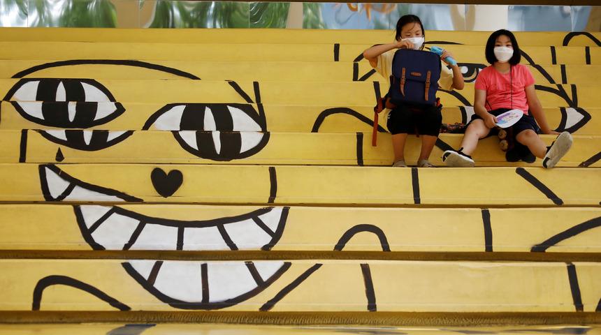 G&uuml;ney Kore, artan vakalar &uuml;zerine okulları yeniden kapatıyor