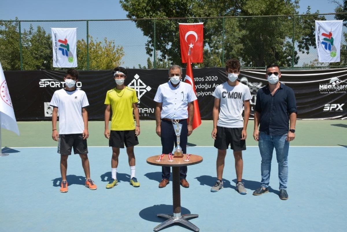 Ağrı&rsquo;lı tenis&ccedil;iler Batman&rsquo;da takım halinde şampiyon oldu