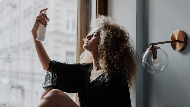 Saç spreyine bir daha para vermeyeceksiniz! Evde hazırlayacağınız bu doğal tariflerle...