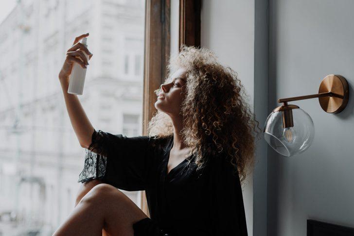 Sa&ccedil; spreyine bir daha para vermeyeceksiniz! Evde hazırlayacağınız bu doğal tariflerle...