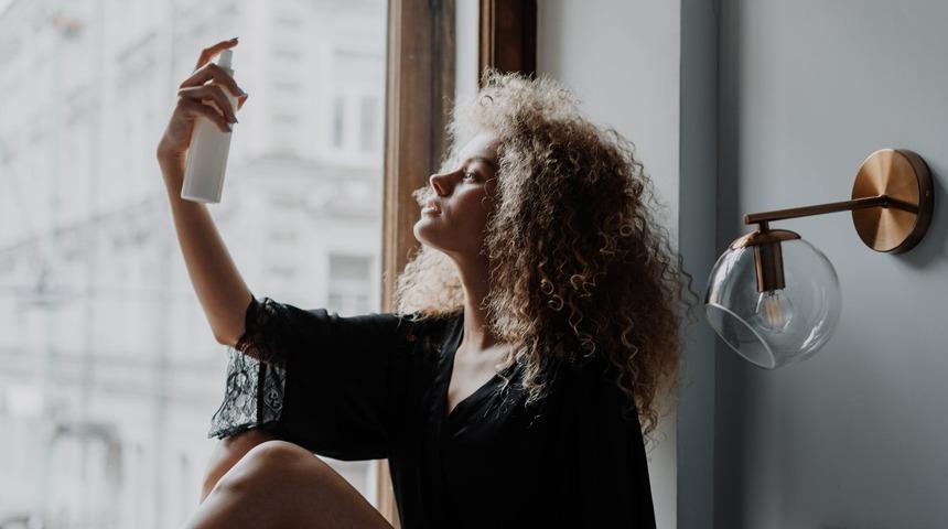 Sa&ccedil; spreyine bir daha para vermeyeceksiniz! Evde hazırlayacağınız bu doğal tariflerle...