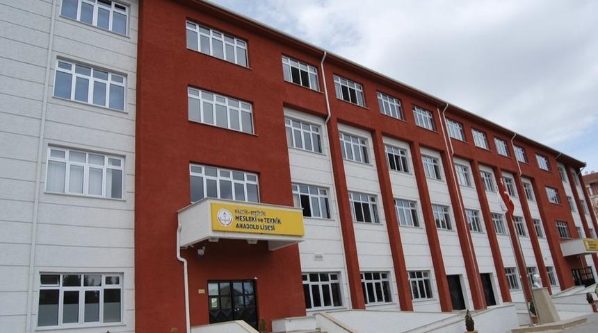 Boz&uuml;y&uuml;k Mesleki ve Teknik Anadolu Lisesi Erasmus+projelerinde ilkleri uygulamaya devam ediyor
