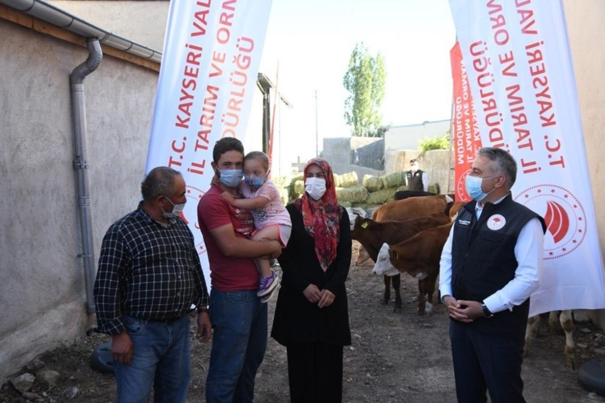 Ahırı yanan &ccedil;ift&ccedil;iye buzağı ve yem desteği