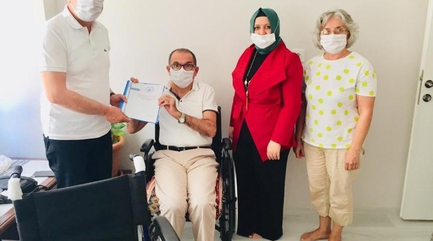 Milletvekili Ceylan’dan engelli genç kıza tekerlekli sandalye