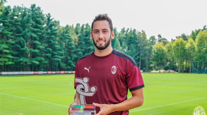 Hakan Çalhanoğlu Serie A'da temmuz ayının futbolcusu seçildi