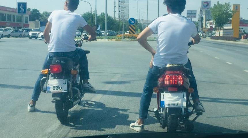 Denizli'de pes dedirten olay! Maskeyi y&uuml;zlerine değil plakaya taktılar