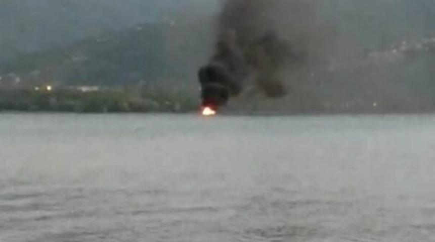 Kocaeli'de alevlere teslim olan tekneden yüzerek kurtuldular