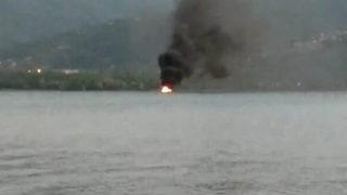 Kocaeli'de alevlere teslim olan tekneden yüzerek kurtuldular