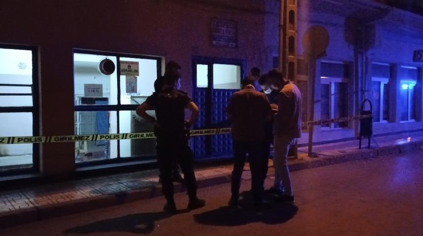 &Ccedil;orum'da birlikte yaşadığı adam tarafından bı&ccedil;aklanan kadın ağır yaralandı