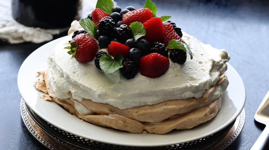 Yeni Zelanda'ya özgü pavlova tatlısı ile sofranıza renk katın! Herkes tarifini soracak...