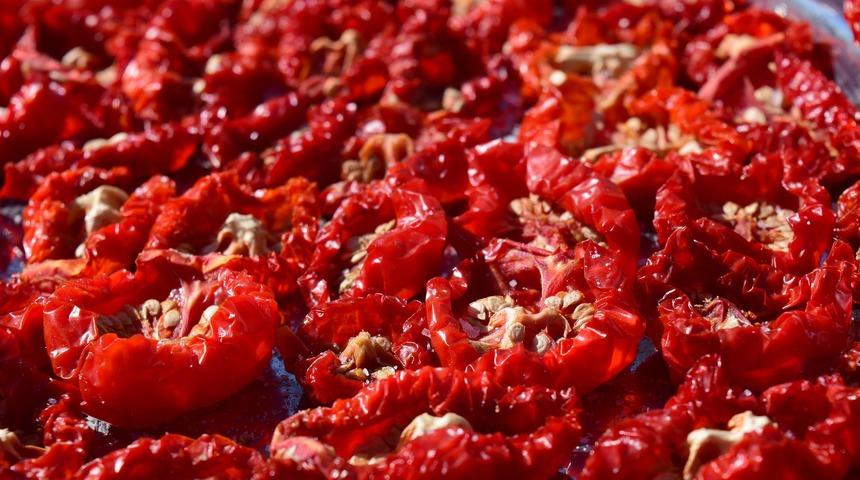 Sofranıza renk katacak 4 farklı kuru domatesli yemek tarifi! Hala denemediyseniz...