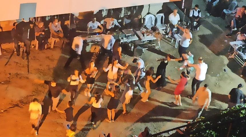 Kimse uslanmıyor! Ne maske taktılar ne de sosyal mesafeye uydular