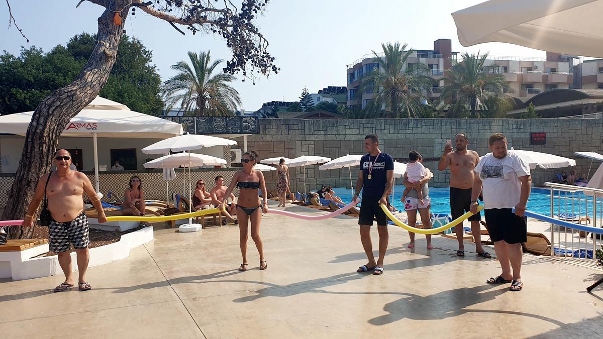 Otellerde k&ouml;p&uuml;k sosislerle sosyal mesafeli halay