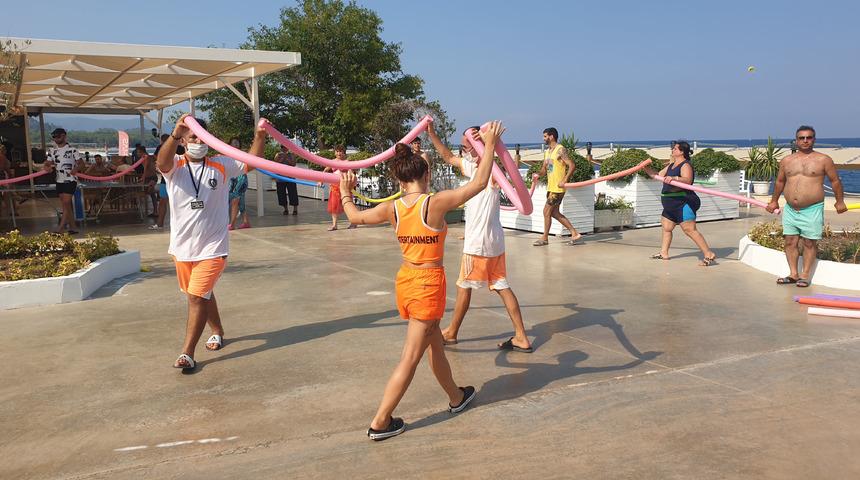 Otellerde k&ouml;p&uuml;k sosislerle sosyal mesafeli halay