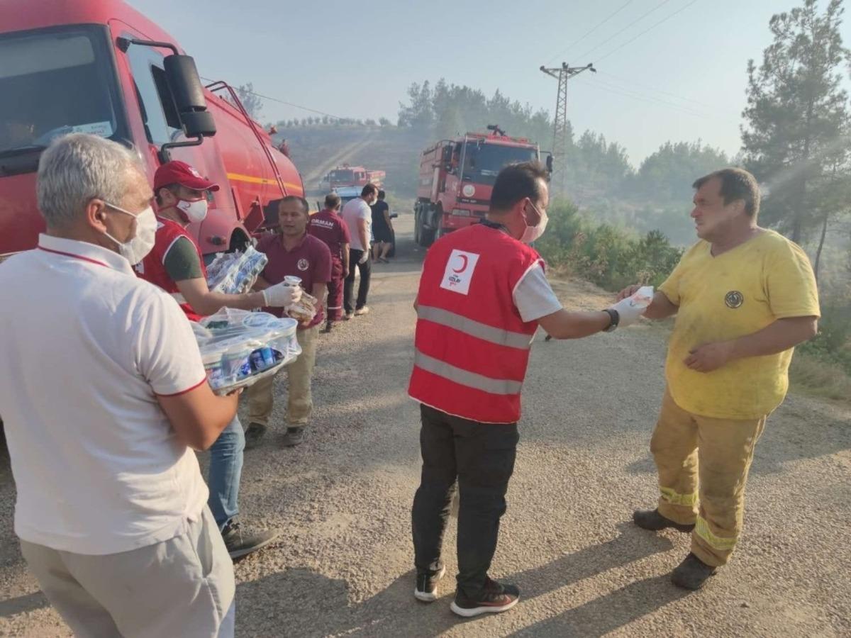 Kızılay, yangın b&ouml;lgesinde vatandaşın yanında