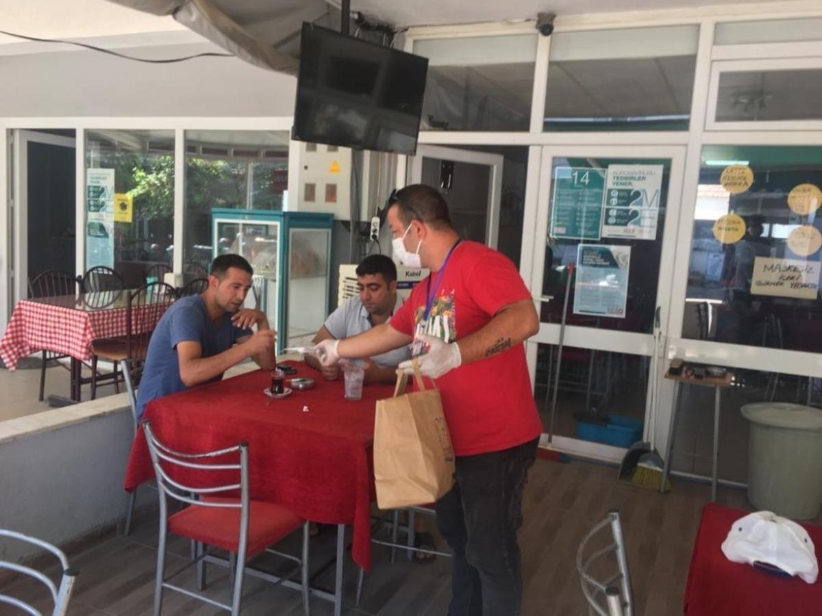 Kuşadası Belediyesi&rsquo;nin maske seferberliği uzak mahallelerde s&uuml;r&uuml;yor