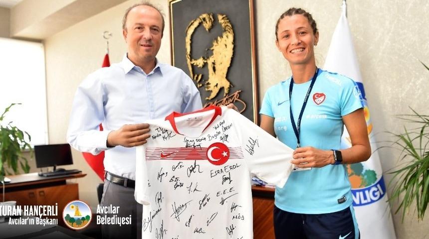 A Milli kadın sporcudan Başkan Hançerli’ye anlamlı hediye
