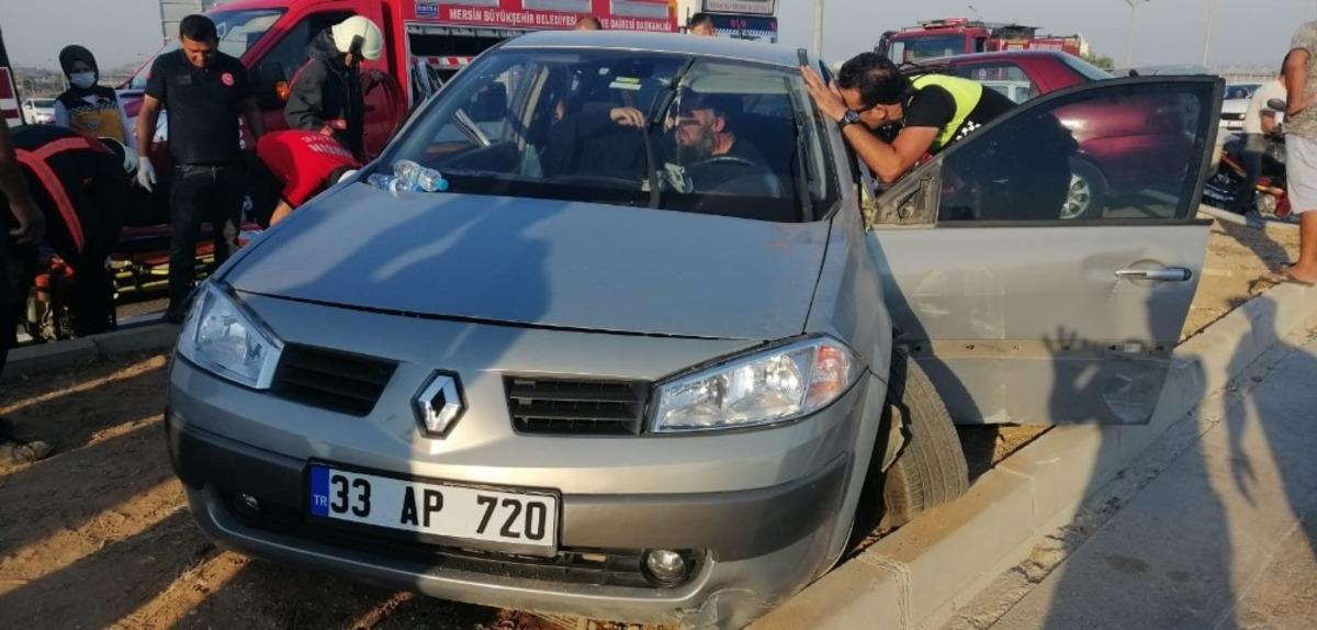 Tarsus&rsquo;ta 2 otomobil &ccedil;arpıştı 3 kişi yaralandı