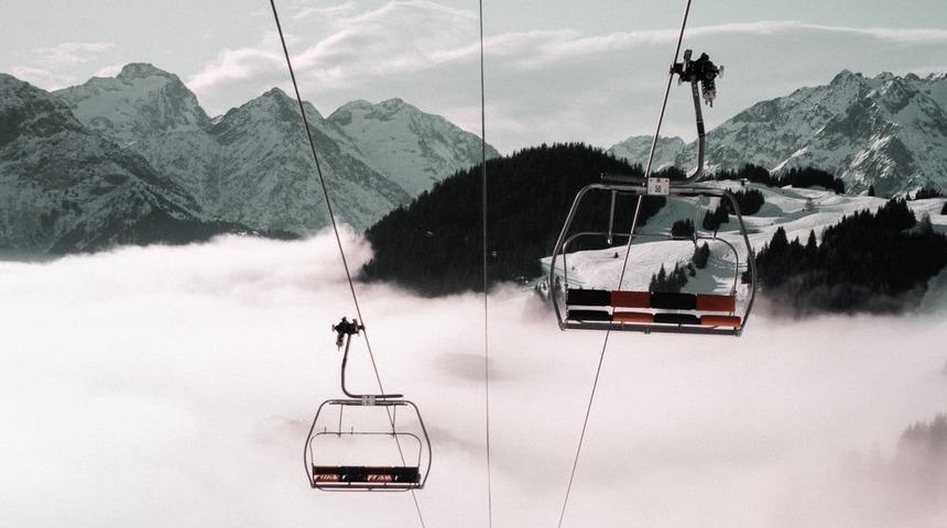 Binenler korku dolu anlar yaşıyor! İşte dünyanın en ürkütücü teleferikleri...