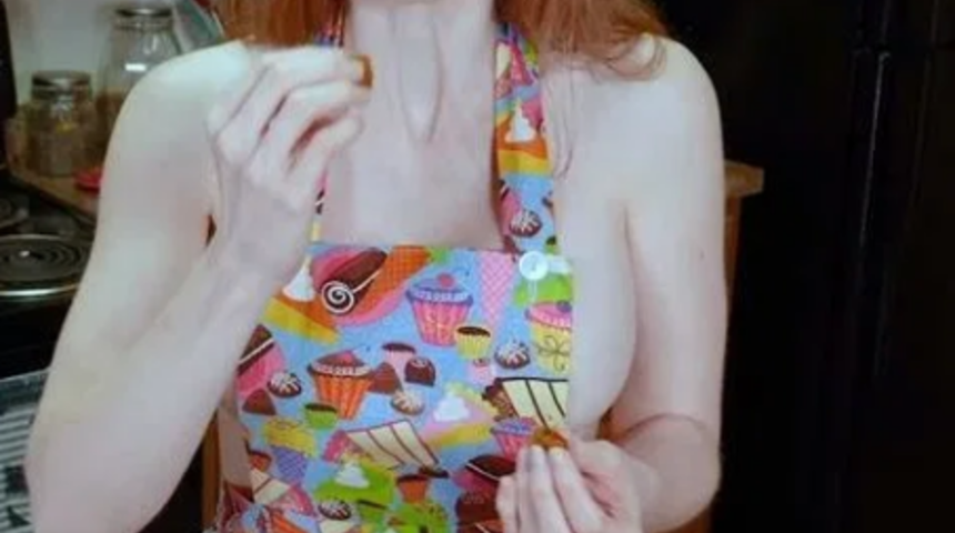 Bikinisiyle yemek pişirerek servet kazanıyor