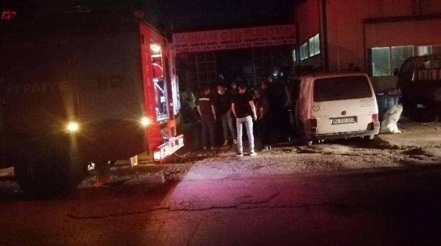 Bolu&rsquo;da oto elektrik&ccedil;ide &ccedil;ıkan yangında maddi hasar oluştu