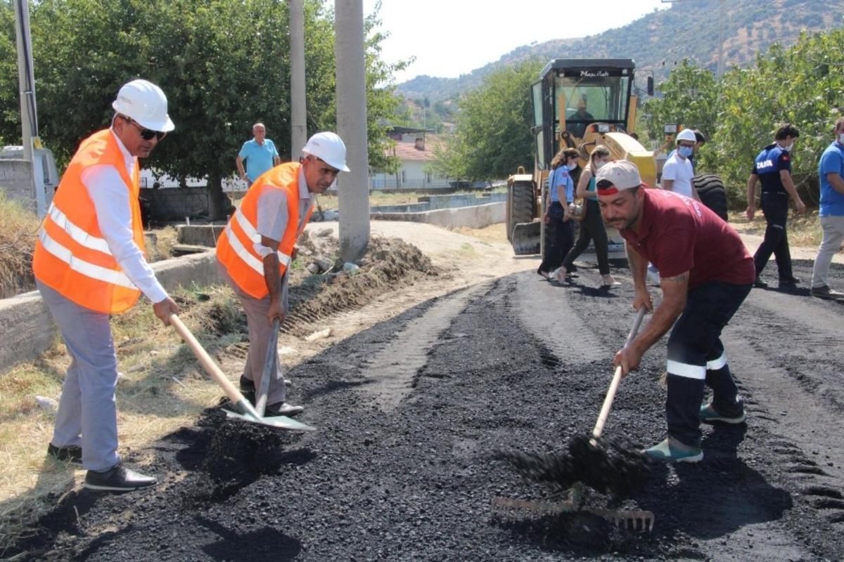 Başkan Kaplan ekibiyle asfalt &ccedil;alışmasına katıldı