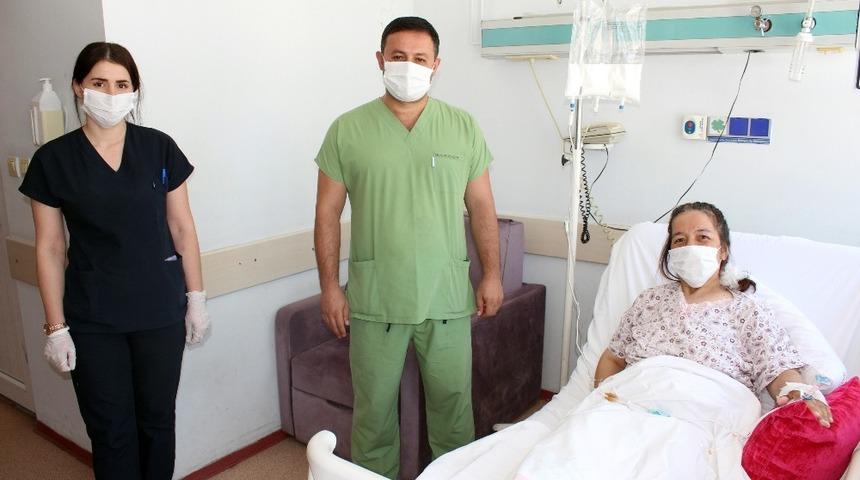 Kabızlık sorunuyla başvurduğu hastanede 2 t&uuml;m&ouml;r&uuml;nden bir anda kurtuldu