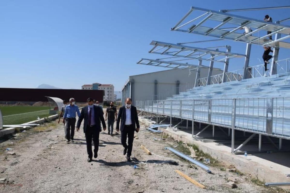İl M&uuml;d&uuml;r&uuml; &Ouml;zdemir, trib&uuml;n ve atletizm pist inşaatında incelemelerde bulundu