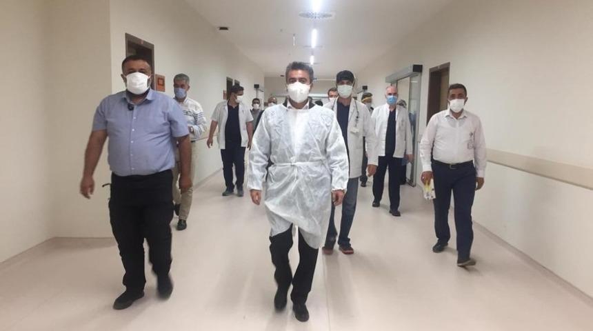 İl Sağlık M&uuml;d&uuml;r&uuml; G&uuml;rsel Bedir Şehir Hastanesinin yoğun bakım servisini ziyaret etti.