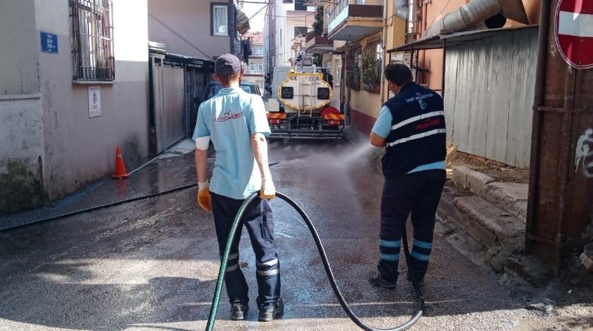 İzmit sokakları vir&uuml;se karşı dezenfekte ediliyor