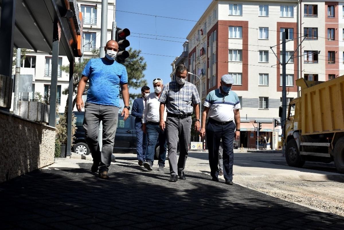 Başkan Ata&ccedil; yol ve kaldırım &ccedil;alışmalarını inceledi
