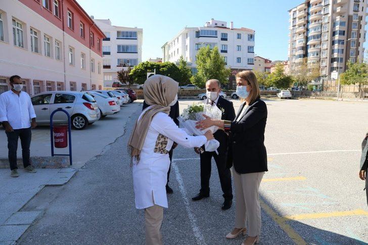 Vali Becel, okul ziyaretlerinde bulundu G1