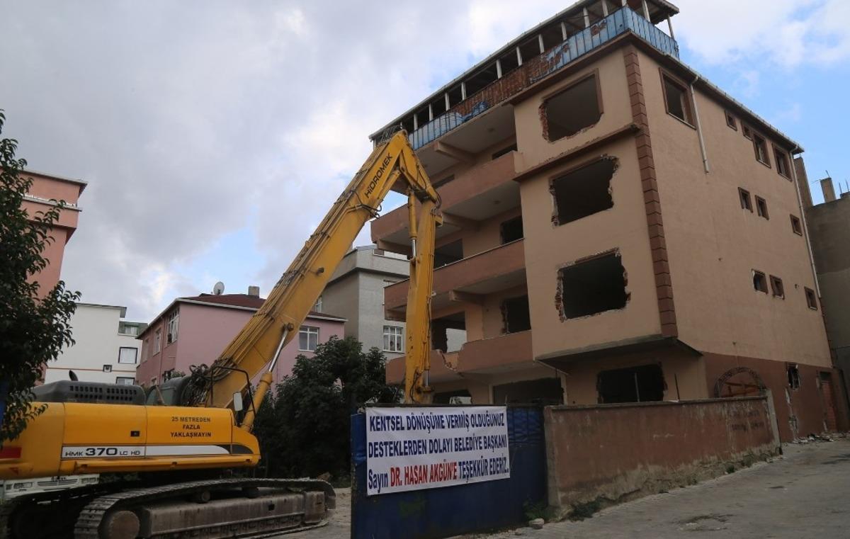 B&uuml;y&uuml;k&ccedil;ekmece&rsquo;de riskli yapıların yıkımına devam ediliyor