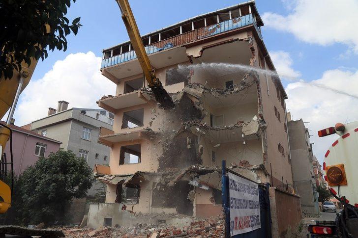 Büyükçekmece’de riskli yapıların yıkımına devam ediliyor G3