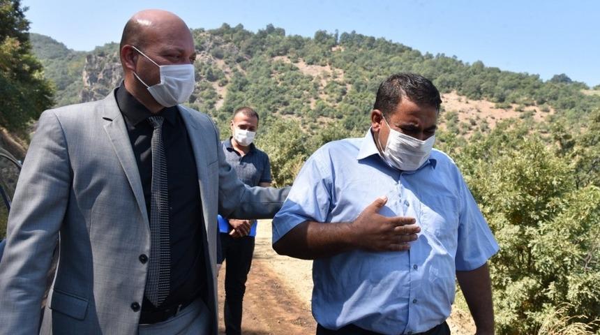 40 yıllık yol sorunu çözülen muhtar gözyaşlarını tutamadı