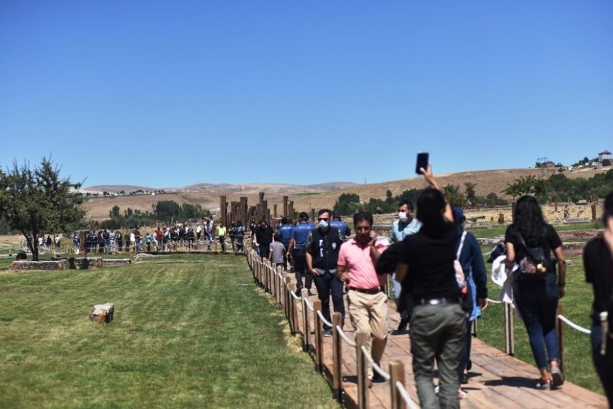 G&uuml;venlik g&uuml;&ccedil;lerinden Sel&ccedil;uklu Meydan Mezarlığı&rsquo;na yoğun ilgi