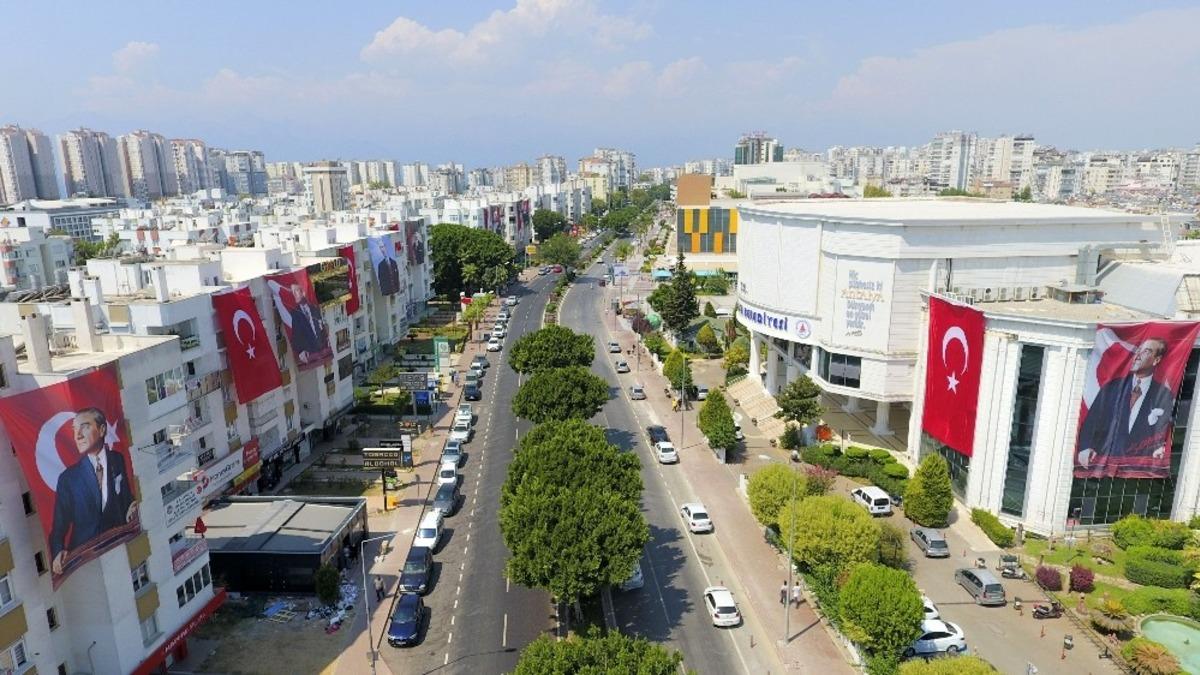 Muratpaşa kırmızı-beyazlarla donatıldı