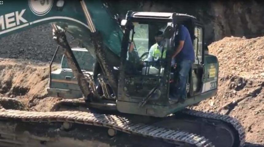 Tarım ve Orman Bakanı Bekir Pakdemirli, Giresun'da ekskavat&ouml;r kullandı