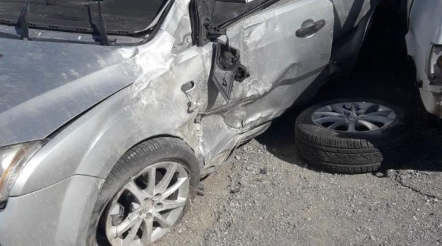 Kontrolden &ccedil;ıkan otomobil durağa &ccedil;arptı: 1 yaralı