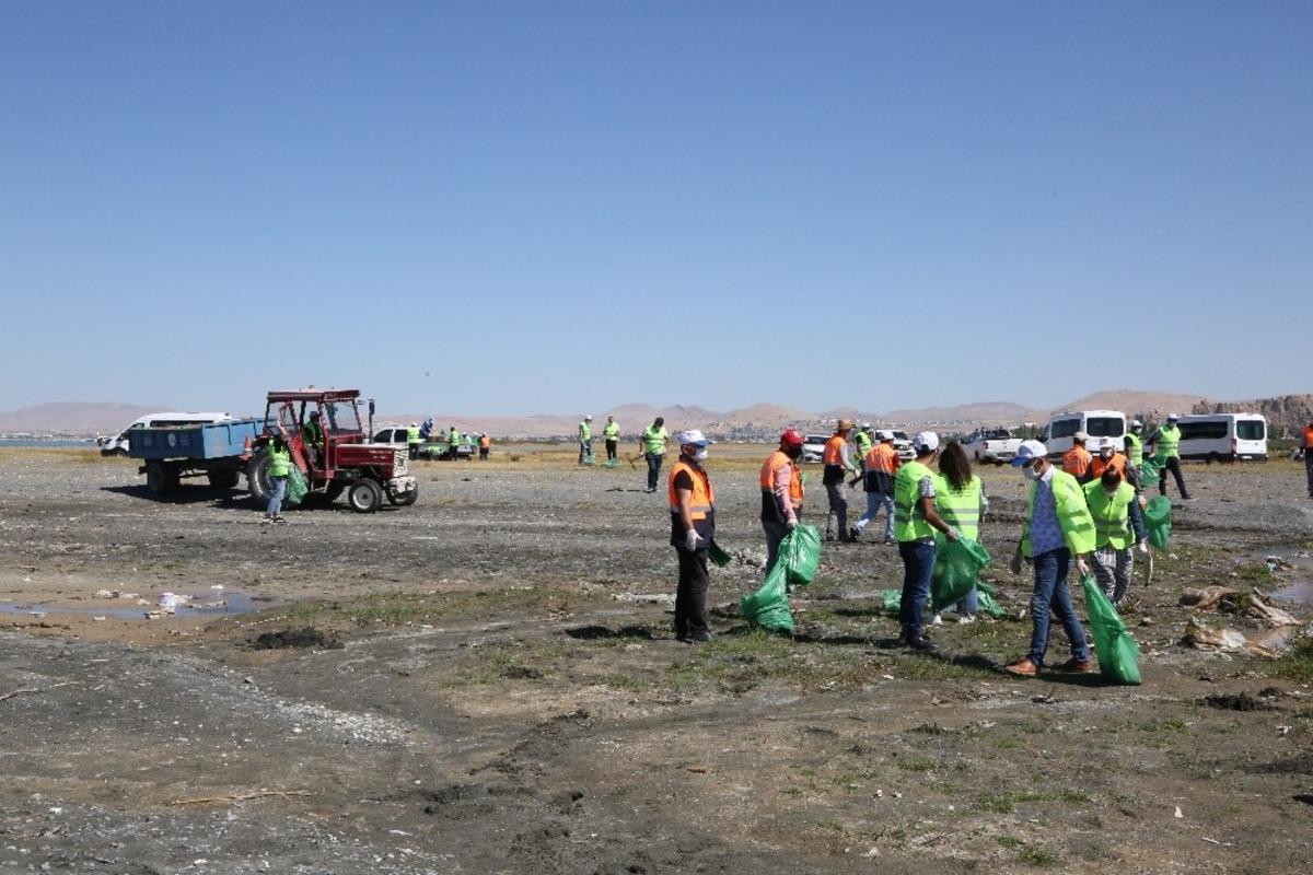 Van B&uuml;y&uuml;kşehir fidanlık sahilinde 28 ton &ccedil;&ouml;p topladı