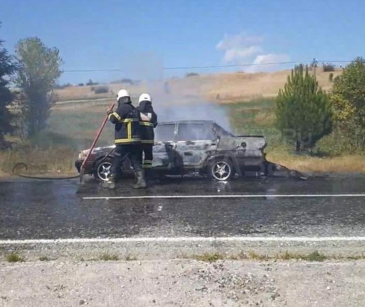 Seyir halindeki otomobil alev alev yandı