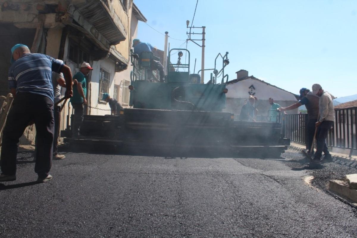 Turhal&rsquo;da asfalt &ccedil;alışmalarına hız verildi