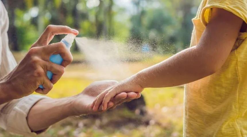 Sivrisinek kovucu koronavir&uuml;sten korur mu? B&ouml;cek ila&ccedil;ları koronavir&uuml;s&uuml; yok eder mi? Sivrisinek spreyinin koronavir&uuml;se etkisi nedir?