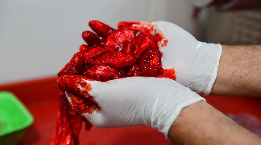 Pes dedirttiler! Hazır kıymaya bici bici boyası koyuyorlar