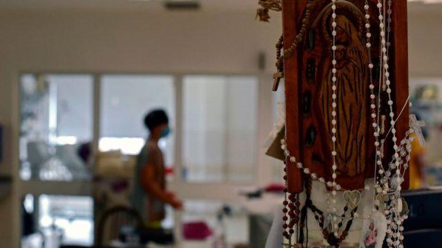 Buenos Aires'te dini sembollerin olduğu bir köşe