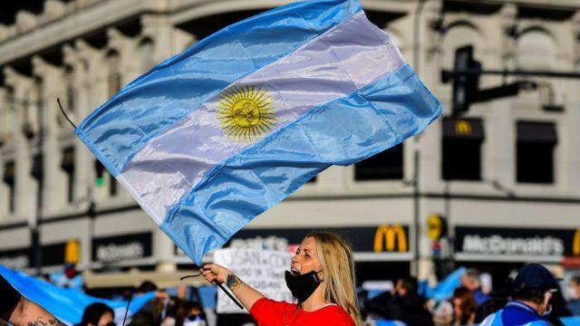 Buenos Aires'te Arjantin bayrağı dalgalandıran bir kadın